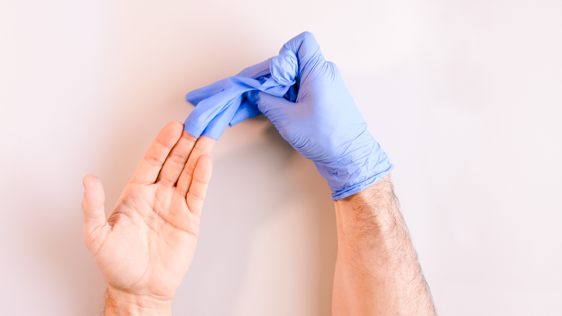 Einmalhandschuh wird ausgezogen