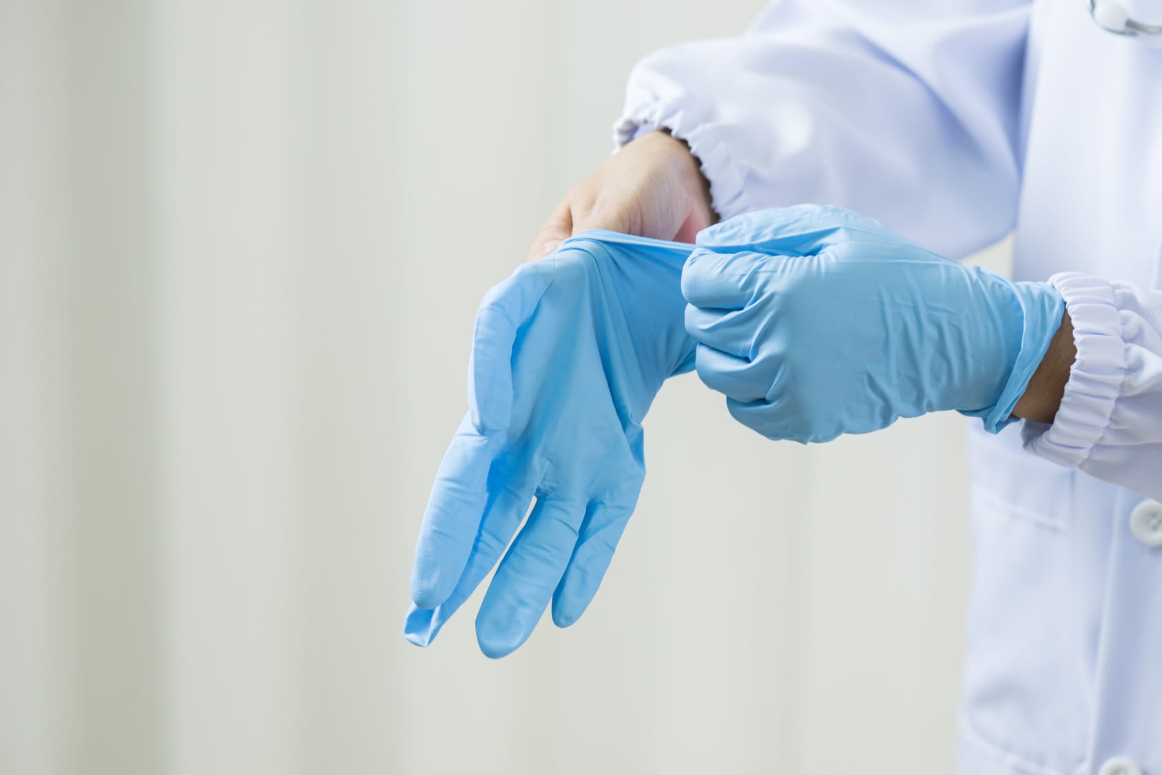 Infektionsschutz in der Arztpraxis: Handschuhe & Schutzkleidung