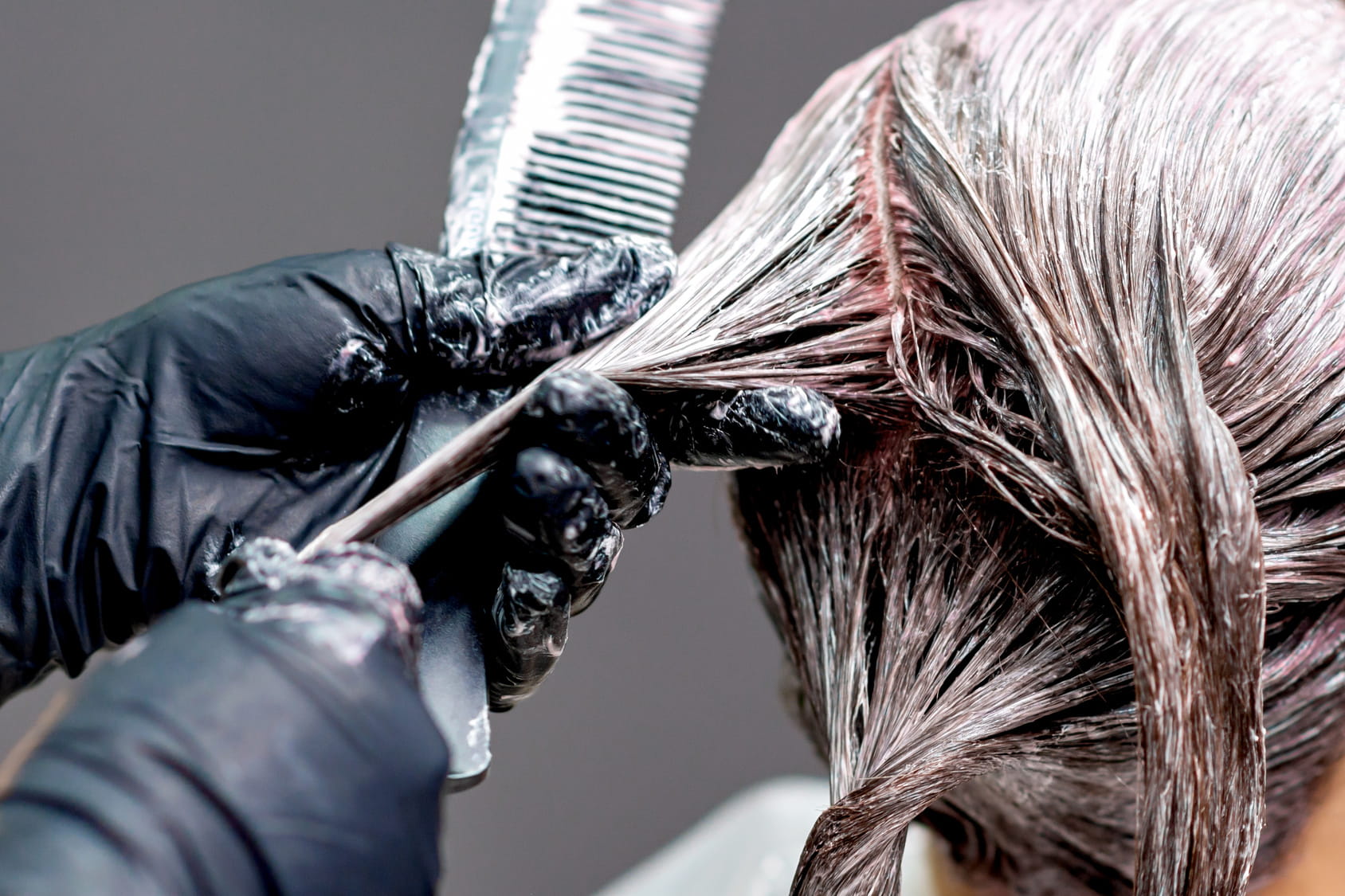 Hautschutz im Friseursalon: Handschuhe gegen Chemikalien