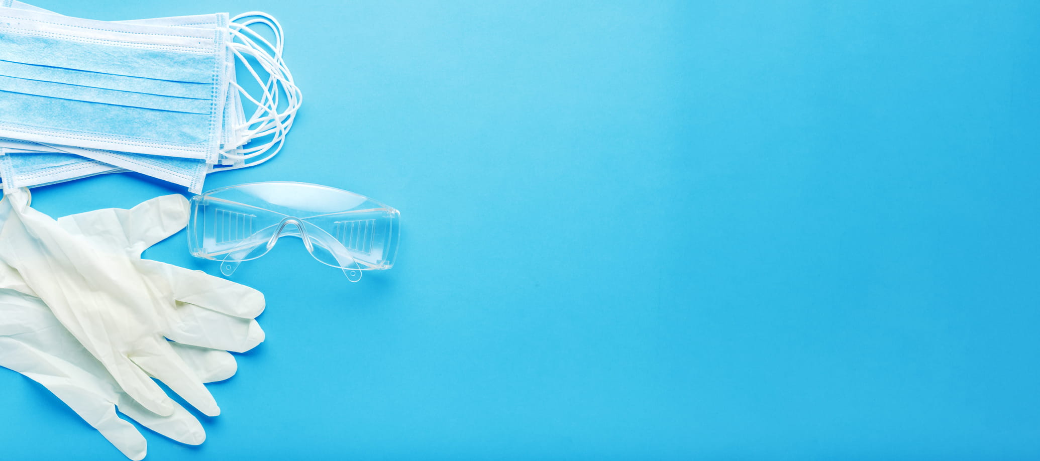 Schutzausrüstung mit Maske, Handschuhen und Schutzbrille