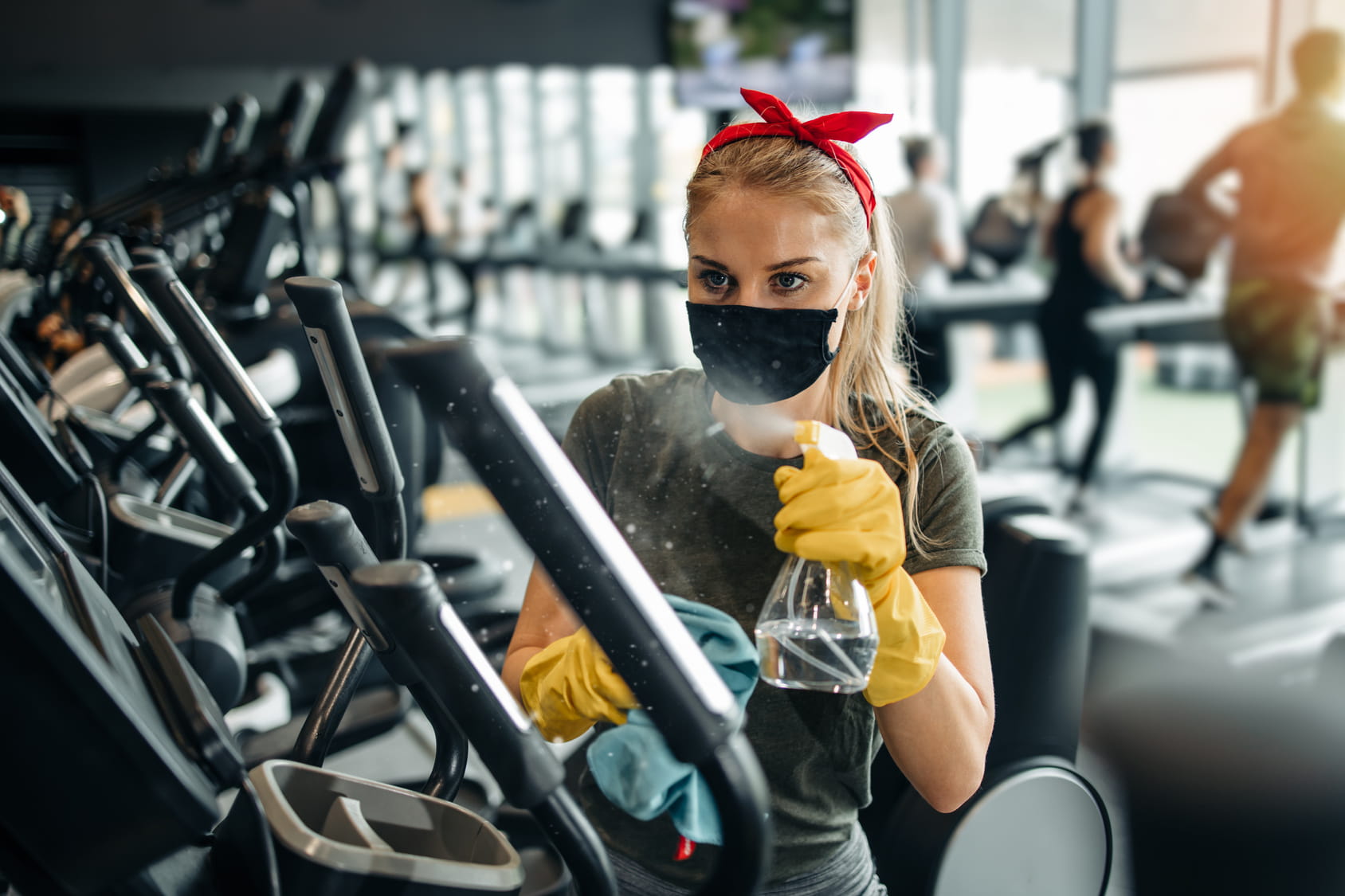 Fitnessstudio-Hygiene: Handschuhe und Schutzmaßnahmen zur Keimkontrolle