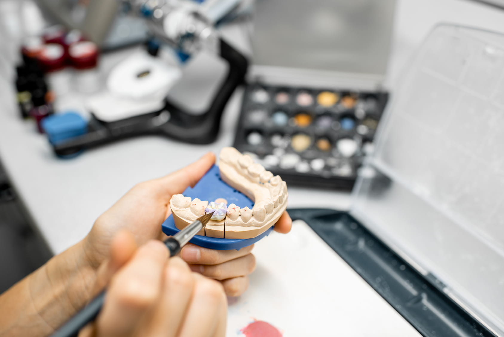 Hygieneanforderungen in Zahntechnik-Laboren: Materialien und Prozesse